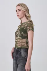 Remera de manga corta, cuello redondo y corte ajustado al cuerpo, confeccionada en tejido de poliéster con estampado de camuflaje en tonos verde militar, beige y marrón.