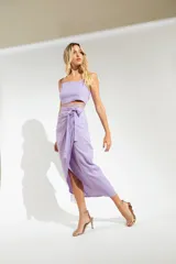 Crop top fucsia con tiras extra largas para cruzar.