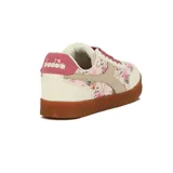 Championes casuales para mujer, modelo Bamtelo PU de Diadora. Diseño de corte bajo con paneles de cuero sintético color crema y paneles centrales con estampado floral en tonos rosados, beige y verde. Cordones de color rosa fuerte y suela de goma color caramelo.