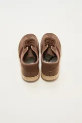 Zapatillas bajas color marrón con cordones y suela de yute.