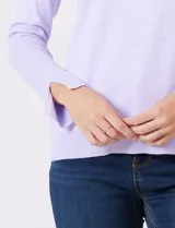 Polera tejida en hilado fino color verde oscuro, de manga larga con tajo en el puño y cuello alto.