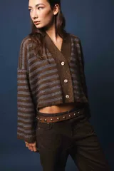 Cardigan a rayas de mohair con silueta ligeramente oversize, cuello en V y botones delanteros.
