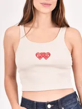 Musculosa corta marrón de morley con breteles finos y estampado de una estrella blanca en el centro.