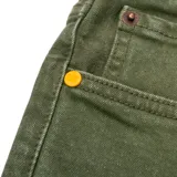 Pantalón de jean color verde militar, de corte slim, con cinco bolsillos y logo CAT en la parte trasera.