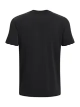 Remera celeste de hombre, marca Under Armour, de corte clásico, manga corta y cuello redondo. Presenta el logo de la marca estampado en el pecho.