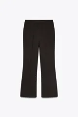 Pantalón marrón de vestir, de tiro medio y corte recto. Presenta bolsillos delanteros, cierre frontal con cremallera y gancho metálico.