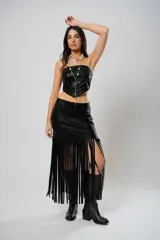 Falda midi de cuerina negra con flecos y abertura lateral.