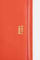 Billetera larga de cuero color marrón con logo de la marca Bimba y Lola en dorado. Cuenta con tarjetero y monedero en el interior y cierre a presión.