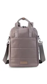 Mochila matera confeccionada en tela impermeable color beige, diseñada con dos compartimientos independientes para el kit de mate y objetos personales. Cuenta con bolsillos internos, asas de mochila acolchadas, asa de mano superior y una correa ajustable extraíble para llevar al hombro.