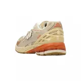 Championes New Balance modelo U1906NE, color beige con detalles en blanco y naranja.