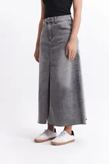 Falda midi de denim celeste, de tiro alto y corte recto, con tajo frontal y ruedo desflecado.