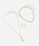 Conjunto de accesorios de tres piezas con baño dorado claro. Incluye una cadena de eslabones, un collar con colgante de cristal transparente y un par de caravanas de argolla con colgantes de cristal coordinados.
