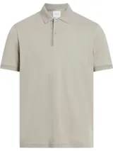 Chomba color beige de algodón orgánico, con cuello clásico, tapeta de dos botones y logo de Calvin Klein bordado en la tapeta.
