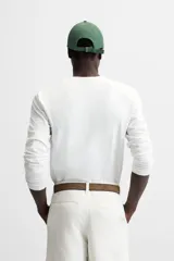 Camiseta negra de manga larga y cuello redondo, corte slim fit.