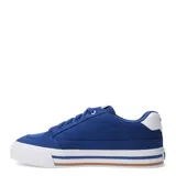 Championes urbanos Puma modelo Court Classic Vulc de corte bajo, color azul con la franja característica de la marca en blanco. Cuentan con capellada textil, cierre de cordones al tono y suela de goma blanca vulcanizada con detalles de líneas en azul y marrón.