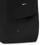 Mochila Nike Aura unisex color negro con logo blanco. Tiene un compartimento principal con cierre de doble cremallera, un bolsillo frontal con cierre y un asa superior. Las correas son acolchadas y ajustables.