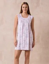 Camisón corto de tejido soft estampado, color rosa con flores. Tiene escote redondo con aplique de puntilla, botones y detalle plisado.