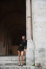 Camiseta negra de manga larga con cuello redondo y corte ajustado.