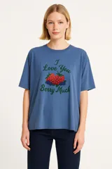 Remera blanca de algodón con estampado de limones, una taza y la frase "Lemon Tarte" en color rosa.
