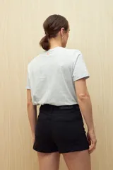 Short de jean celeste de tiro alto con bolsillos delanteros y traseros.