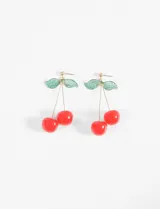 Par de caravanas colgantes con forma de cerezas dobles rojas con hojas verdes y herrajes dorados.