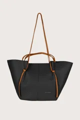Bolso tote negro con textura granulada y doble asa de mano color marrón.