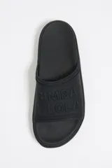 Sandalias tipo ojotas color negro con plataforma y logo de la marca en la tira superior y en la plantilla.