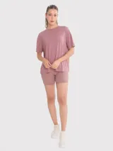 Remera negra oversize de tela fresca y cómoda, con logo pequeño estampado en el pecho.