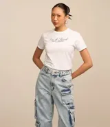Pantalón de jeans celeste marmolado, corte recto, tiro medio, con bolsillos delanteros, traseros y laterales tipo cargo.