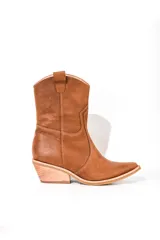 Bota texana de cuero color marrón con puntera en punta y taco de madera.