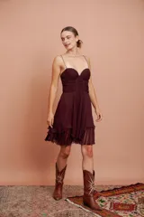 Vestido corto color vino de seda con escote corazón, breteles finos y falda con volados.