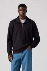 Buzo negro de Levi's con cuello alto, cierre de un cuarto y logo pequeño bordado en el pecho.