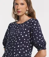 Vestido largo de viscosa color azul marino con estampado de lunares blancos, cuello redondo, manga corta abullonada y corte midi.