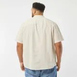 Camisa de hombre color beige, de manga corta y cuello mao.