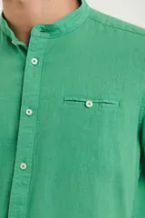 Camisa rosada de lino y algodón, con cuello mao, manga larga y bolsillo de parche en el pecho.