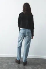 Pantalón de jean celeste de corte recto, tiro medio, con cinco bolsillos y trabillas.