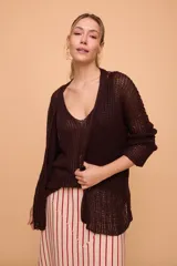 Conjunto de saco y musculosa de lino color marrón.