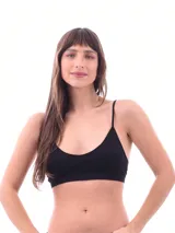 Top negro deportivo con breteles finos y espalda deportiva.