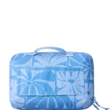 Neceser Rip Curl F-Light Ultimate Beauty Case celeste con estampado de flores blancas.