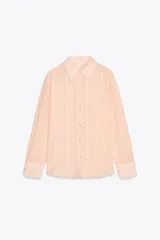 Camisa color salmón con rayas verticales, de cuello solapa y manga larga.