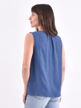 Blusa color verde oliva, sin mangas y con escote en V.