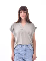 Blusa negra de manga corta, con cuello en V y detalle de abertura con botón en el centro del escote. Presenta un calce holgado y tela fluida.