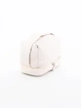Neceser color crema con diseño acolchado y cierre doble.