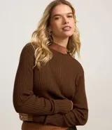 Blusa marrón de punto con cuello alto y manga larga.