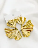 Par de aros colgantes dorados con forma de hojas estilizadas.