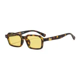 Lentes de sol unisex con montura cuadrada negra y lentes grises. Fabricados con plástico reciclado, con filtro UV 400. Incluye estuche.