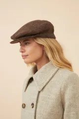 Boina marrón de lana fina uruguaya 100% natural sin teñir, con visera.