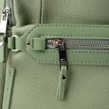 Mochila verde de símil cuero graneado, con acceso superior con cierre, dos bolsillos externos con cierre, dos bolsillos externos abiertos, un bolsillo interno con cierre y dos bolsillos internos abiertos. Tiene correa regulable, herrajes plateados y forro de tela de algodón y poliéster.