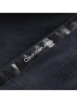 Jeans skinny de tiro medio color gris oscuro, con cierre de cremallera y botón, bolsillos delanteros y traseros, y banda lateral con logo de Calvin Klein Jeans.