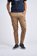 Pantalón cargo color verde oliva, corte slim, con bolsillos laterales y logo bordado. Confeccionado en algodón.